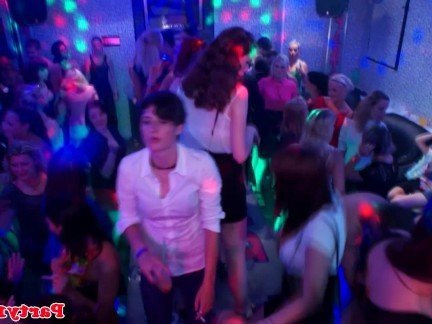 Гиг Порно Шлюхи отсасывают боеголовки знойных мужчин на порно вечеринке гигпорно видео