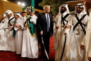 Трамп взялся за меч и продемонстрировал "танец войны" в Саудовской Аравии